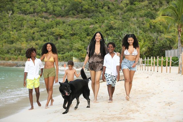Kimora Lee Simmons Poses for Rare Photo with All Five of Her Kids
